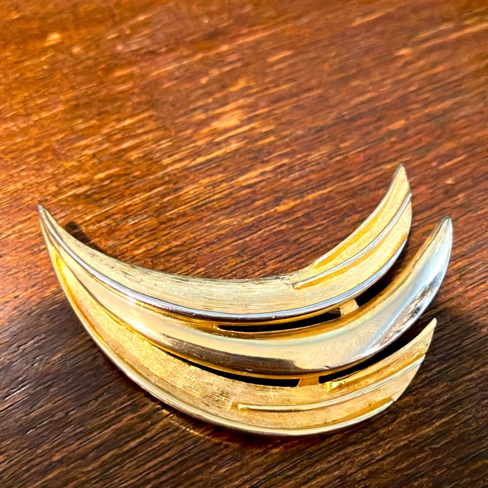 Vintage Sarah Coventry Brooch Gold tone Swoosh Rooster tail
